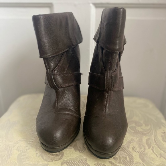 Like new condition size 8. Brand unknown. - Picture 3 of 4